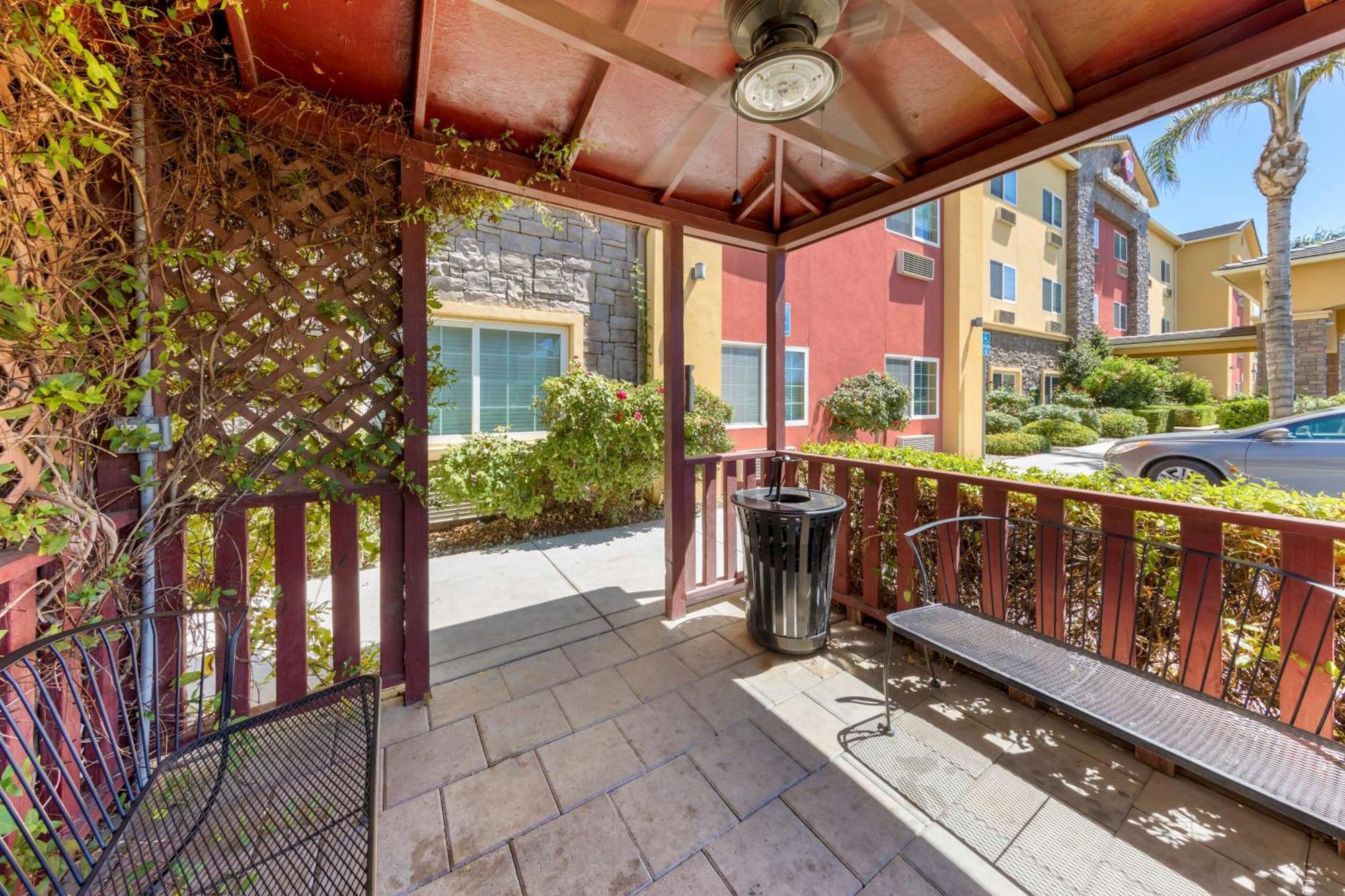 Best Western Plus Wasco Inn & Suites Εξωτερικό φωτογραφία